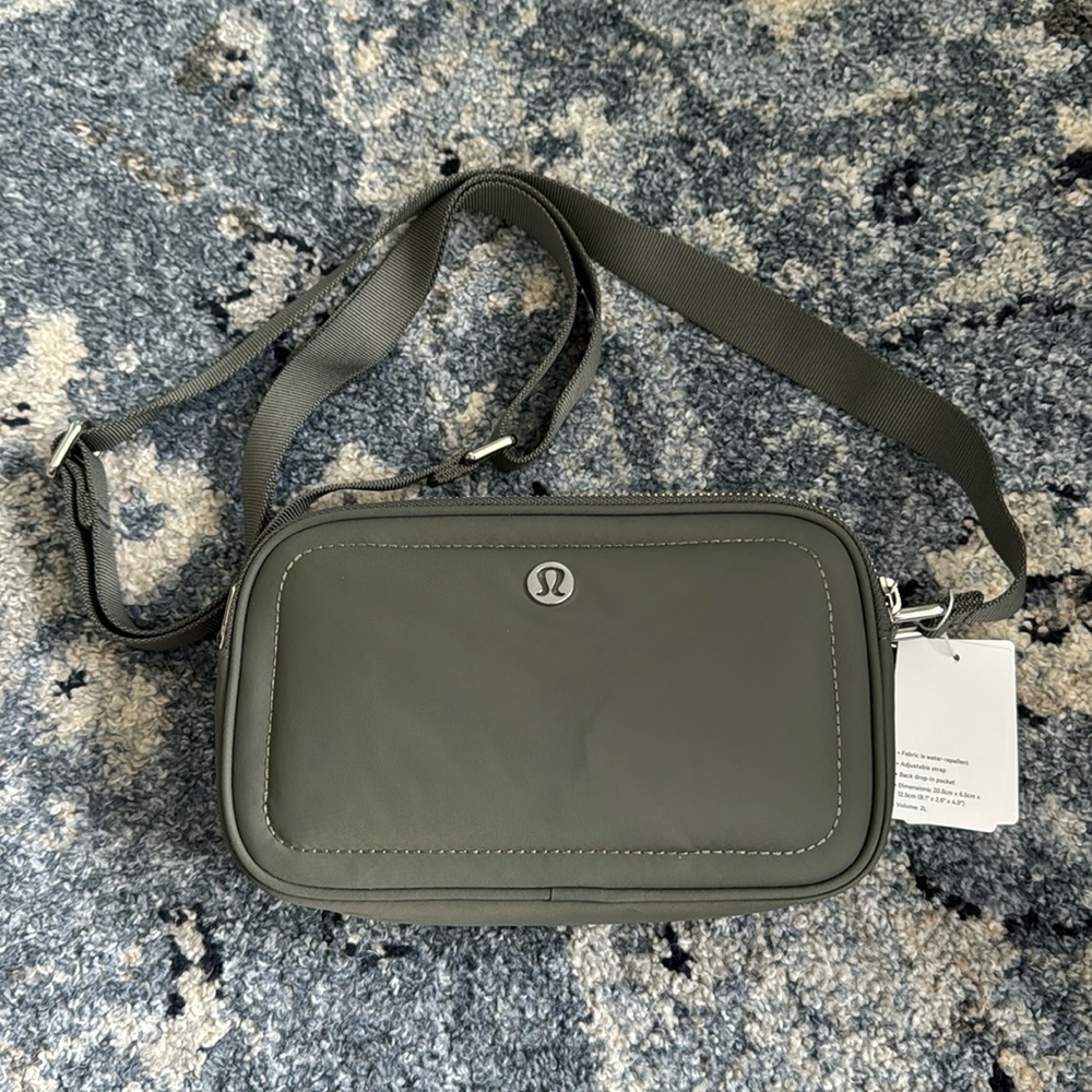 NWT Lululemon Crossbody Camera Bag 2L